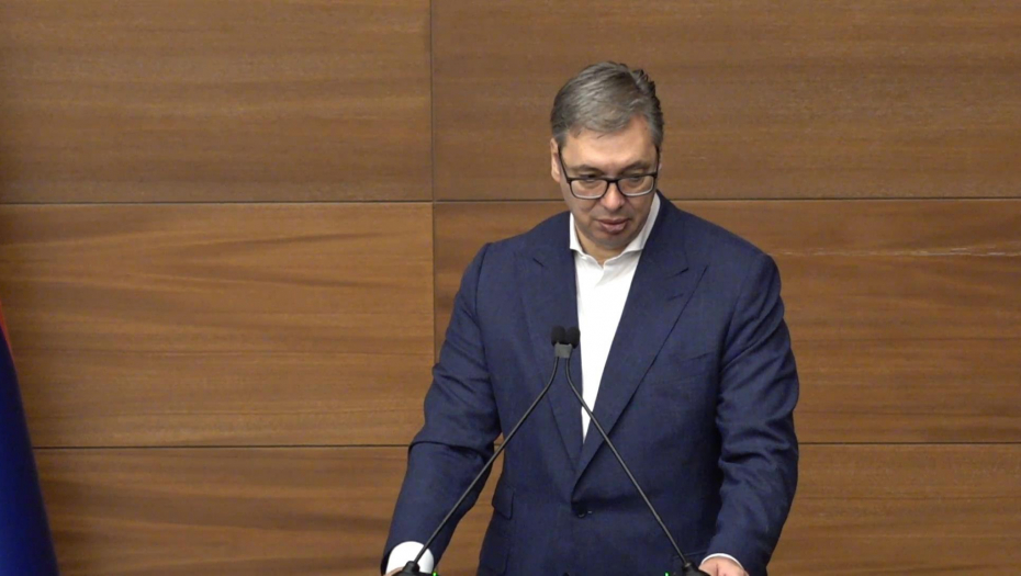 Predsednik Vučić uručuje ugovore o radu medicinskim radnicima koji su se vratili u Srbiju