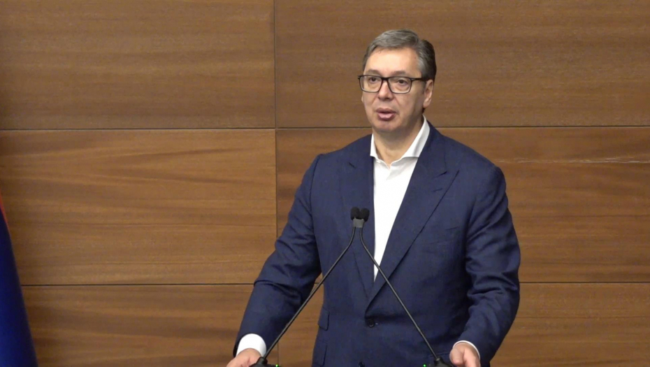 Predsednik Vučić uručuje ugovore o radu medicinskim radnicima koji su se vratili u Srbiju