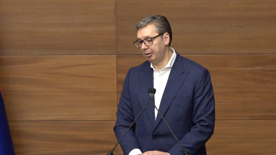 Predsednik Vučić uručuje ugovore o radu medicinskim radnicima koji su se vratili u Srbiju