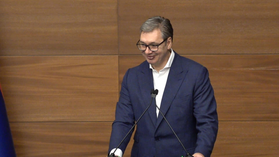 Predsednik Vučić uručuje ugovore o radu medicinskim radnicima koji su se vratili u Srbiju