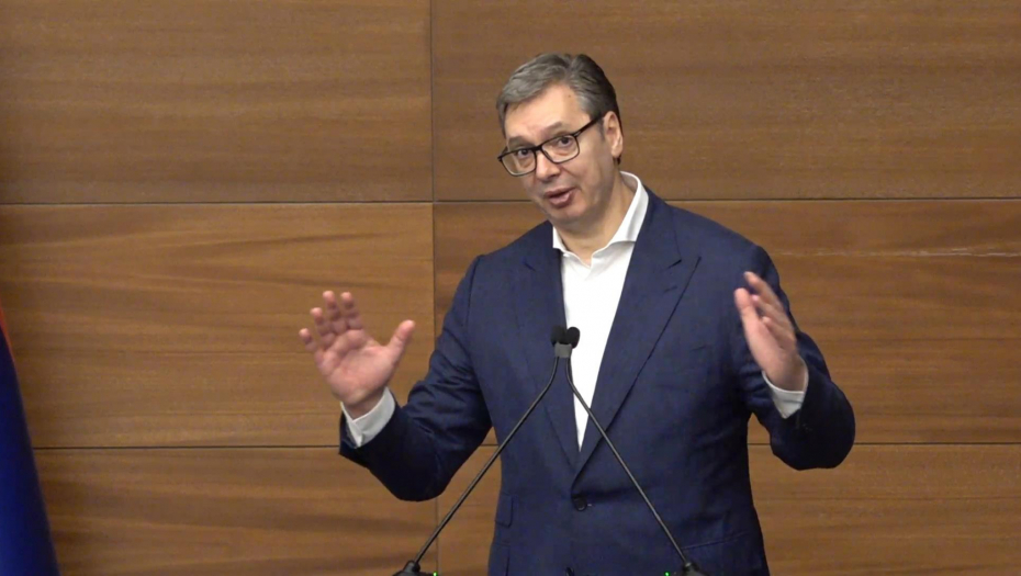 Predsednik Vučić uručuje ugovore o radu medicinskim radnicima koji su se vratili u Srbiju