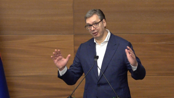 Predsednik Vučić uručuje ugovore o radu medicinskim radnicima koji su se vratili u Srbiju