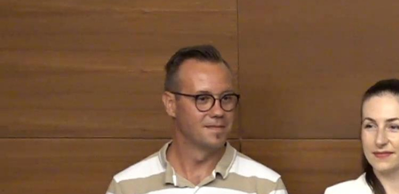 Predsednik Vučić uručuje ugovore o radu medicinskim radnicima koji su se vratili u Srbiju