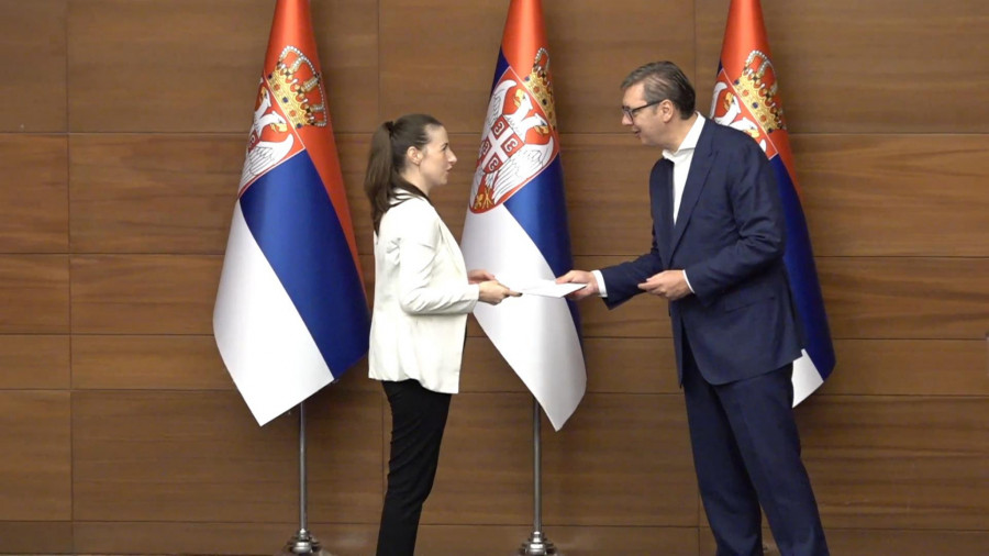 Predsednik Vučić uručuje ugovore o radu medicinskim radnicima koji su se vratili u Srbiju