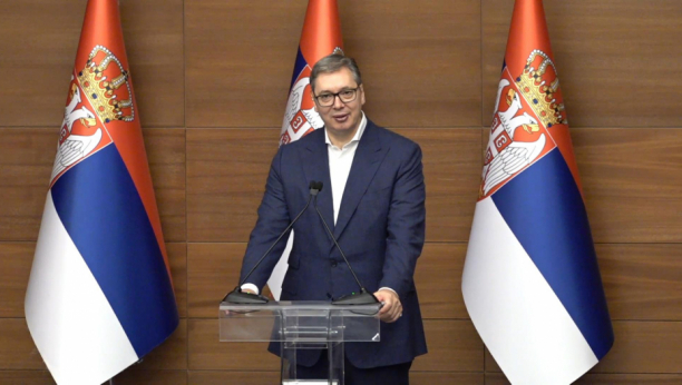 Predsednik Vučić uručuje ugovore o radu medicinskim radnicima koji su se vratili u Srbiju