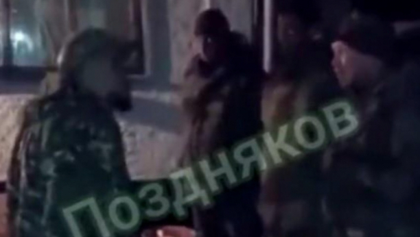 Komandant postrojava vojnike