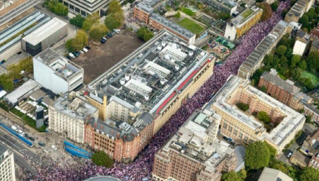 Kako londonska policija procenjuje na protestu "Ujedinimo kraljevstvo" učestvuje oko 110.000 ljudi.