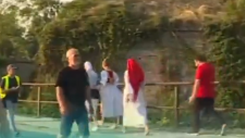 Devojke u narodnoj nošnji