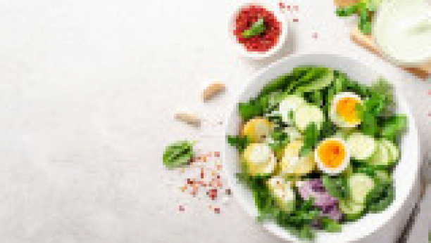 salata sa kuvanim jajima