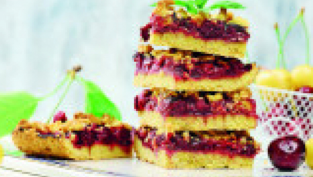 žuti kolač sa višnjama