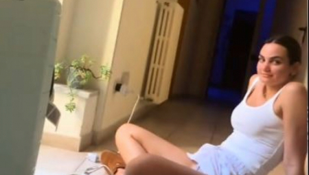 Shvativši da su omašile smeštaj, devojke su ipak ušle, vukući kofere kroz široke hodnike sa sjajnim popločanim podovima