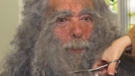 U početku je čovek delovao zbunjeno i pomalo uplašeno, nesiguran u sve što se oko njega dešavalo