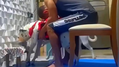 Dirljiva priča o ljubavi čoveka i psa poslednjih dana postala je viralna na internetu, nakon što je pas koji je ostao paralizovan uspeo ponovo da stane na svoje noge – zahvaljujući bezuslovnoj ljubavi, posvećenosti i strpljenju svog vlasnika