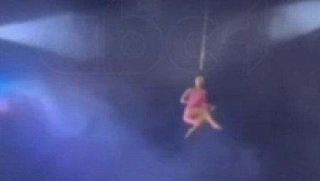 U šokantnom snimku koji je obišao internet, akrobata Aliane Dias doživela je ozbiljan pad pred užasnutim gledaocima tokom jedne od najopasnijih cirkuskih tačaka u vazduhu