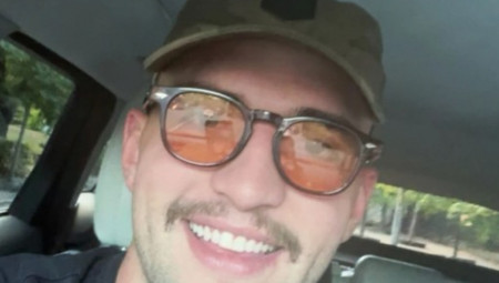 Pozirao je u automobilu, a fotografiju koja je mnoge šokirala objavio je na svom Instagram profilu.