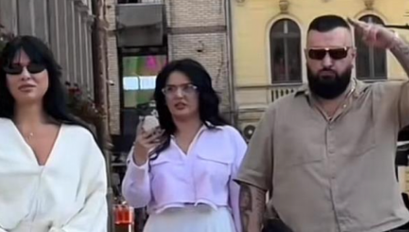 Tokom zajedničke šetnje, jedan prolaznik usnimio je Bubu Korelija sa ženama, te ih sada možemo obe dobro videti