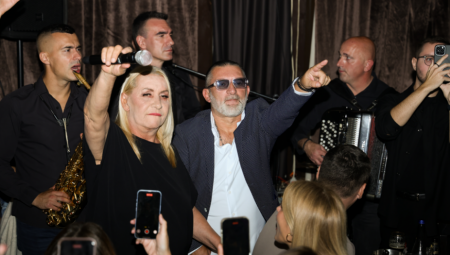 Atmosfera je bila ispunjena emocijama, pesmom i ovacijama, što je i očekivano kada Vesna stane na scenu