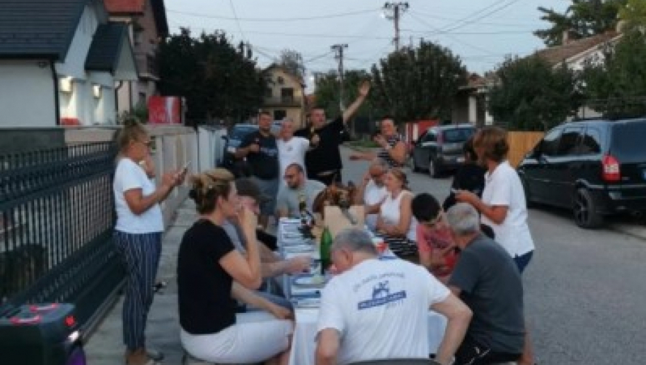 komšije napravile večeru na ulici