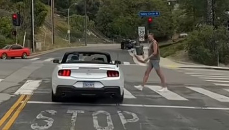 Još jedan primer bahatog vozača završio je na društvenim mrežama, ali ovog puta – pešak je pokazao da zna kako da se sna