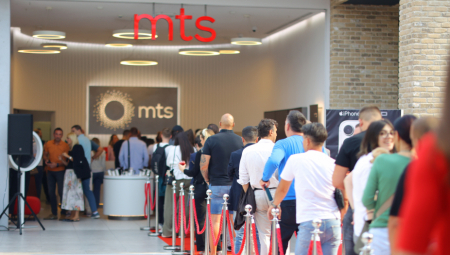 Zvanična prodaja najnovijih modela iPhone 17, iPhone 17 Pro, iPhone 17 Pro Max i iPhone Air počela je danas, 19. septembra u 10 časova u Srbiji, u istom danu kao i u Sjedinjenim Američkim Državama.