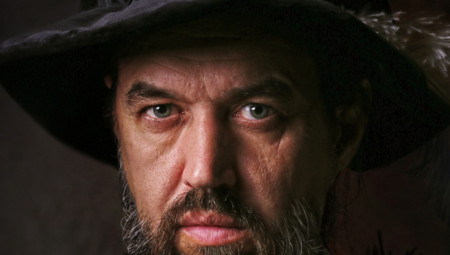 Na početku, važno je objasniti šta znači izraz mrka kapa. Ovaj termin predstavlja tamnu, toplu braonkastu boju, često se smatra crnom, ali u stvarnosti nije potpuno ista