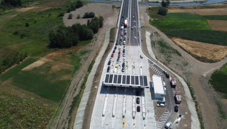 Na autoputu Miloš Veliki, na deonici Ljig – Takovo kod mesta Vrnčani, u smeru ka Čačku, došlo je do ozbiljnog zastoja – kamion se pokvario i zaustavio u voznoj traci