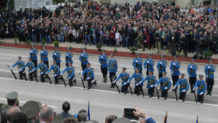 Brigadni general Željko Furundžić, komandant Garde, rekao je da će svečani stroj Garde na današnjoj paradi dočekati predsednika Srbije i vrhovnog komandanta Vojske Srbije Aleksandra Vučića, a u svečanom stroju će se prvi put naći i konjička jedinica Garde.