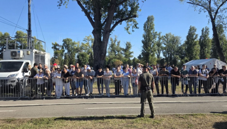 Vojna parada "Snaga jedinstva 2025" biće održana danas od 11 časova, a manje od tri sata pre početka, ispred Palate "Srbija", odakle će krenuti defile, sve je spremno. Veliki broj građana već je stigao i zauzeo mesta sa najboljim pogledom.