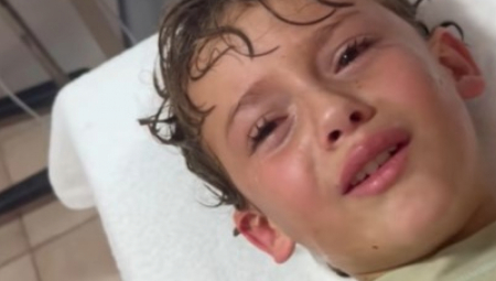 Jedno jezivo iskustvo doživeo je mali Pedro u Meksiku kada mu se tokom igre na plaži u uvo uvukao – živi rak