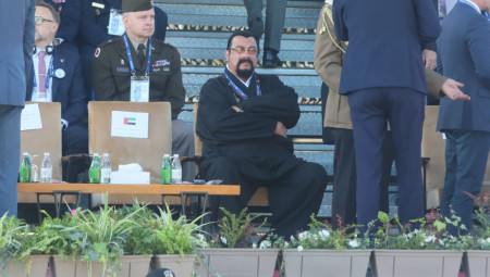 Velika vojna parada "Snaga jedinstva 2025" počinje u 11 časova ispred Palate Srbija u Beogradu. Na paradi učestvuje više od 10.000 pripadnika Vojske Srbije, čak 70 različitih letlica, 600 borbenih vozila i oko 20 plovila