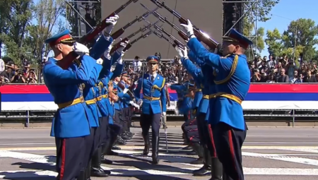 Posle defilea ešelona jedinica svih rodova i službi u Vojsci Srbije, kadeta Vojne akademije, jedinica na vozilima i plovnih objekata Rečne flotile, prikazan je egzercir pripadnika Garde Vojske Srbije