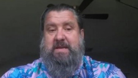 Bred Evel, policijski narednik, ceo život se borio za pravdu. Međutim, u 48. godini otkrio je istinu koja podseća na scenario iz holivudskih filmova