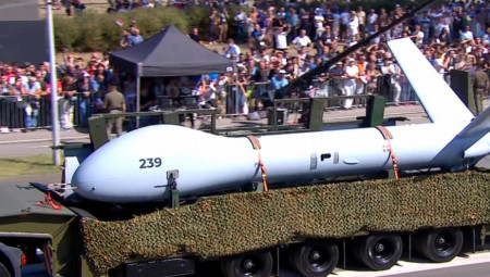 Velika vojna parada "Snaga jedinstva 2025" počela je u 11 časova ispred Palate Srbija u Beogradu. Na paradi učestvuje više od 10.000 pripadnika Vojske Srbije, čak 70 različitih letlica, 600 borbenih vozila i oko 20 plovila. Paradi prisustvuje predsednik i vrhovni komandant Vojske Srbije Aleksandar Vučić, kao i niz zvanica iz celog sveta