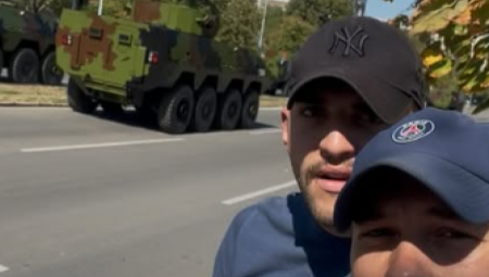 Za ovu priliku bio je ležerno odeven. Pojavio se u teget majici i sa kačketom na glavi