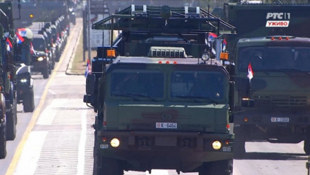 Na vojnoj paradi „Snaga jedinstva“ u Beogradu prikazan je ruski sistem „Krasuha“ – moćno oružje za elektronsko ratovanje koje može da ometa dronove, rakete, pa čak i satelite.