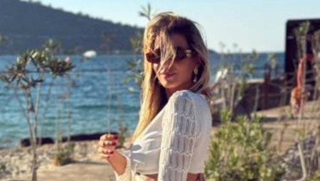 U haljini sa prorezima blista