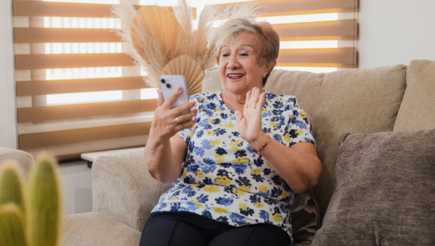 baba koristi telefon