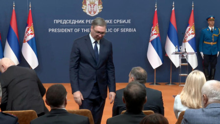 Predsednik Srbije Aleksandar Vučić uručio je danas u Palati Srbija odlikovanja povodom Dana srpskog jedinstva, slobode i nacionalne zastave.