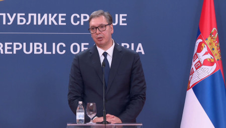 Predsednik Vučić istakao je na vojnoj paradi u Palati Srbija da je današnja Vojska Srbije modernizovana i spremna, naglašavajući koliko su ulaganja u vojsku važna kao odvraćajući faktor od potencijalnih pretnji.