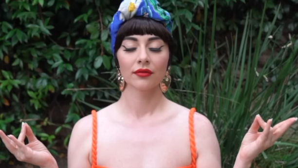 Printscreen/Youtube/Qveen Herby