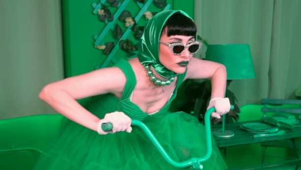 Printscreen/Youtube/Qveen Herby