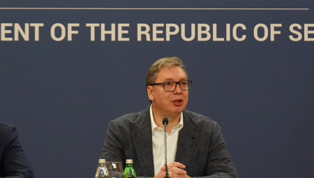 Predsednik Aleksandar Vučić najavio je danas da će država predložiti zakon o legalizaciji koji će rešiti bez komplikovane procedure 4,8 miliona bespravnih objekata do Nove godine, a za oko 70 odsto objekata cena će biti ukupno 100 evra