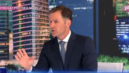 Prvi potpredsednik Vlade Srbije i ministar finansija Siniša Mali izjavio je danas da očekuje da Vlada već tokom ove nedelje usvoji novi zakon o legalizaciji, koji će rešiti to pitanje bez komplikovane procedure i za manje novca, a da će se zakon što pre naći u parlamentu kako bi što pre bio usvojen i počeo da se sprovodi.