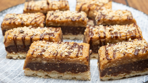 kolač sa čokoladom i orasima