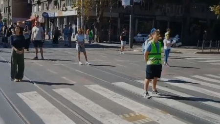 Na društvenim mrežama došlo je do velike promene. Čitava Tviter zajednica ustala je i poručila "studentima", tj. blokaderima, da nemaju pojma o demokratiji