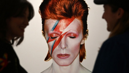 Omot kultnog albuma „Aladdin Sane“ Dejvida Bouvija uskoro će se naći na aukciji. Očekuje se da će dostići rekordnu cenu i postati najskuplji omot jednog rok albuma u istoriji.