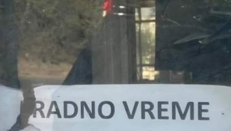 Neobične situacije u svakodnevnom životu često izazivaju smeh, a fotografija table sa nesvakidašnjim radnim vremenom lokala iz Srbije nedavno je postala viralna na društvenim mrežama