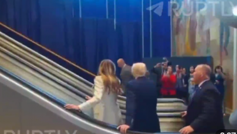 Donald Tramp zaglavljen na stepenicama