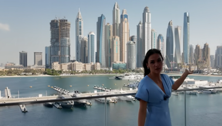 U okviru njenog kompleksa nalaze se teretana, bazen, dvorište, kao i privatna plaža koja je na raspolaganju svim stanarima zgrade u kojoj je naša influenserka iznajmila stan