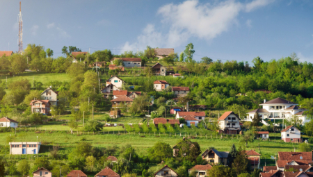 PODNETO VIŠE OD 120.000 PRIJAVA ZA UPIS IMOVINE Vučić: Preko polovine prijava odnosi se na legalizaciju kuća